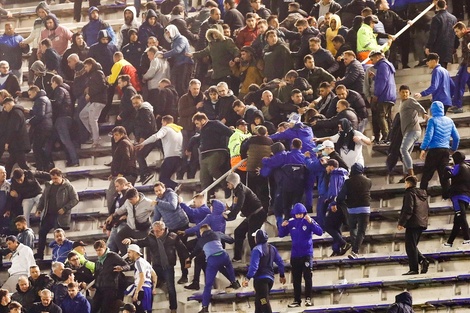 El partido de ida tuvo un escándalo entre la barra de Vélez e hinchas de Talleres (Fuente: NA)