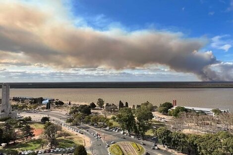 El frente de fuego es inmenso y el viento trajo todo el humo a Rosario.
