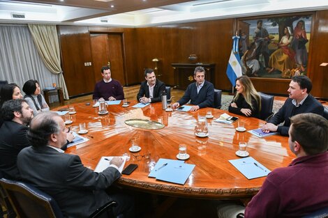 Massa encabezó el encuentro entre los funcionarios salientes y entrantes del área. 