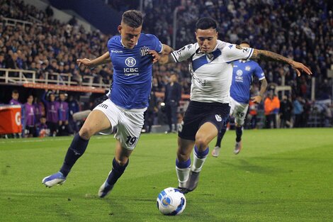 El delantero Federico Girotti forcejea con el lateral Francisco Ortega durante el primer Talleres-Vélez