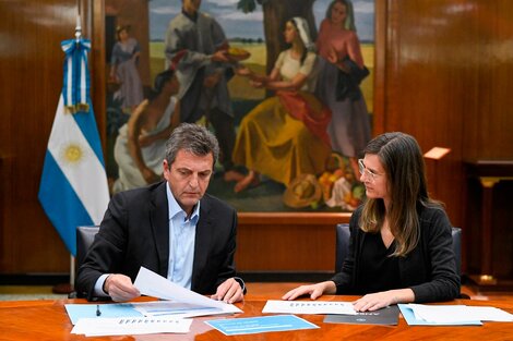 El ministro de Economía, Sergio Massa, junto a la titular de la Anses, María Fernanda Raverta. 