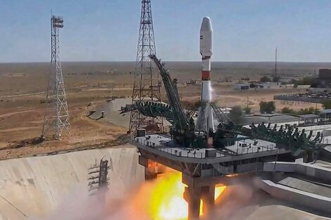 El cohete Soyuz 2 llevando el satélite  iraní Omar Khayyam.