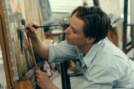 Tom Schilling interpreta al pintor que es el personaje central. 