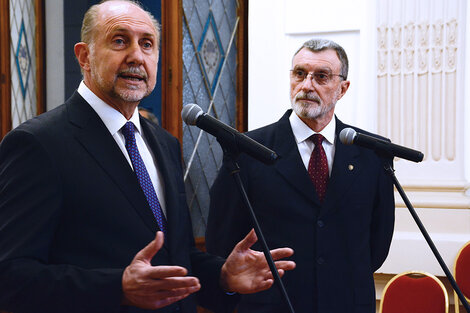 Perotti en el acto junto al flamante ministro de Seguridad Rubén Rimoldi,