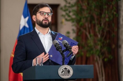 El presidente de Chile, Gabriel Boric, con el borrador de la nueva Constitución que se llevará a plebiscito / Presidencia de Chile 