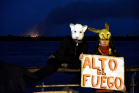 Incendios descontrolados como telón de fondo de la protesta.