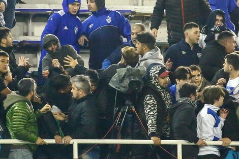 Agresión a hinchas de Talleres detectados en la platea de Vélez. (Fuente: Fotobaires)