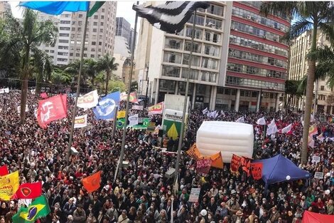 Miles de brasileños participan de actos en defensa de la democracia en San Pablo, de cara a las presidenciales