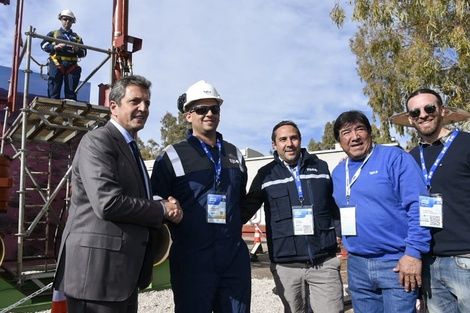 Sergio Massa con trabajadores petroleros, en su visita a Neuquén  (Fuente: NA)