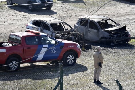 Dos de los autos incinerados en el predio de Aldosivi