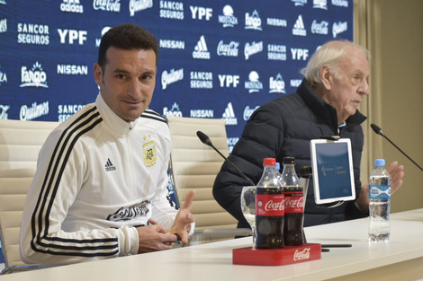 Lionel Scaloni, el DT, y César Luis Menotti, director de selecciones de la AFA