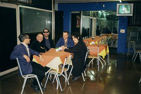 El clan de rock performático Gente Conversando sacó disco en formato videoálbum, con canciones ásperas y melodramáticas