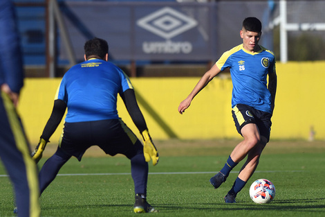 El chico Fabricio Oviedo ingresa en ataque desde el arranque.