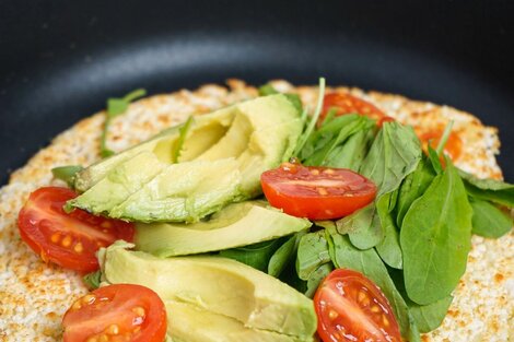 Mbejú, acompañado de palta y tomates cherry