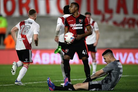 Morales y Ditta se resignan ante el gol de Solari