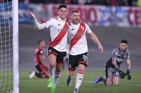 Solari celebra sus primeros goles en River, abrazado por Beltrán