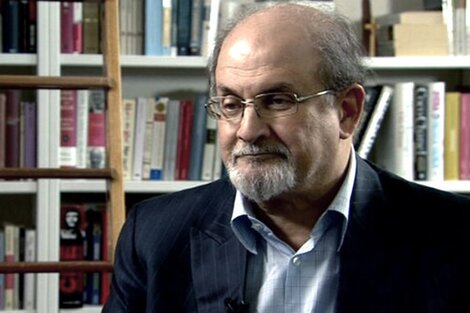 Salman Rushdie: le retiraron el respirador y habló por primera vez tras el ataque