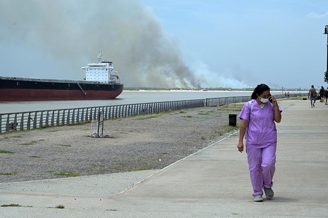 Humo y fuego desde la costa entrerriana, una postal cotidiana para Rosario.