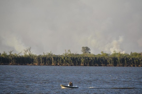 El fuego se podía apreciar ayer a la tarde desde la costa rosarina.