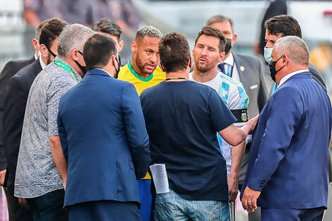 Messi y Neymar escuchan al tristemente célebre agente de sanidad brasileño en aquel clásico suspendido en San Pablo