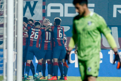 Los jugadores de San Lorenzo festejan uno de los goles