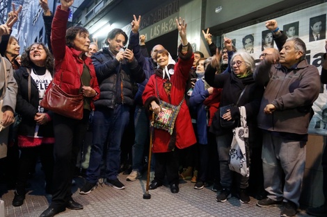 En lo que ahora es un estacionamiento, se velaron los cuerpos de los militantes políticos hasta el desalojo de la Policía. “Corrimos hasta una casa acá a la vuelta, donde nos dejaron entrar”, recordaron durante el homenaje.