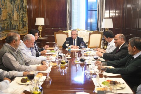 Tras la primera reunión de marzo, sindicalistas y empresarios hicieron una foto con Alberto Fernández y sellaron un aumento de 49,5 por ciento.