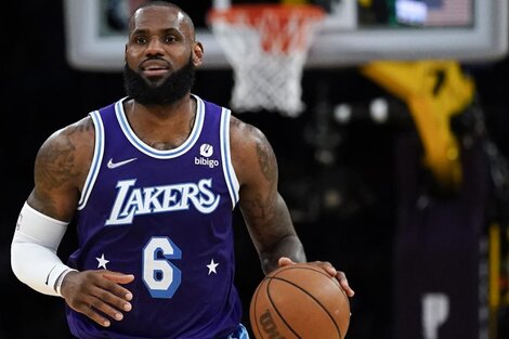 Lebron James, de 37 años, es el jugador con mayores ingresos en la historia de la NBA, con $532 millones en ganancias a lo largo de su carrera, eclipsando a la estrella de los Brooklyn Nets, Kevin Durant. (Foto: AP)