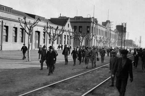 Salida de obreros de Talleres Gorton del Ferrocarril Central Argentinoubicados en la localidad de Pérez en 1930.  (Fuente: Archivo Fotográfico de la Escuela Superior de Museología, Rosario.)