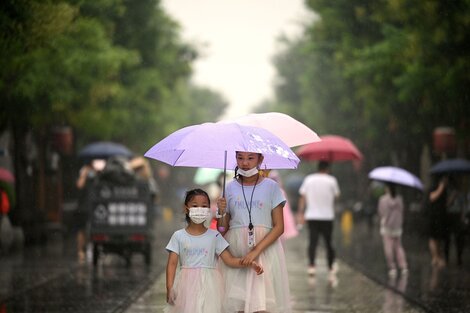 Al menos 18 personas continúan desaparecidas tras un alud en una zona montañosa de China. Imagen: AFP