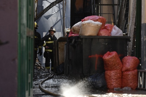 Lanús: se incendió la fábrica de galletitas Hojalmar