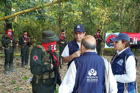 Funcionarios de la Defensoría del Pueblo  hablan con guerrilleros del ELN durante la liberación. 