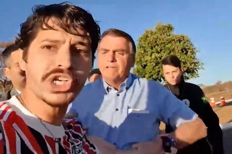 Jair Bolsonaro discutió y forcejeó con un youtuber que lo insultó en Brasilia