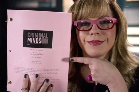 Kirsten Vangsness (Penélope García, en la serie) presentando el guion de los primeros episodios que se graban del retorno de "Criminal Minds".