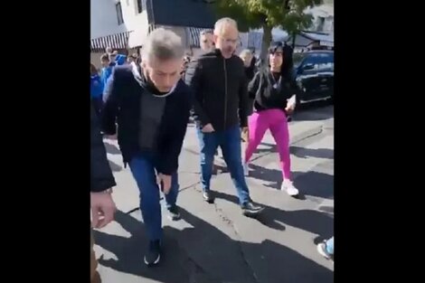 En Tres de Febrero, Macri se dobló el tobillo en el asfalto roto, cuando caminaba junto al intendente Diego Valenzuela. (Foto: captura de video)