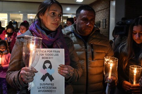 Familiares de bebés nacidos sanos, y que fallecieron horas después en el Hospital Materno Neonatal Ramón Carrillo, de la ciudad de Córdoba, se movilizaron hoy con antorchas, para insistir por "celeridad en la investigación".