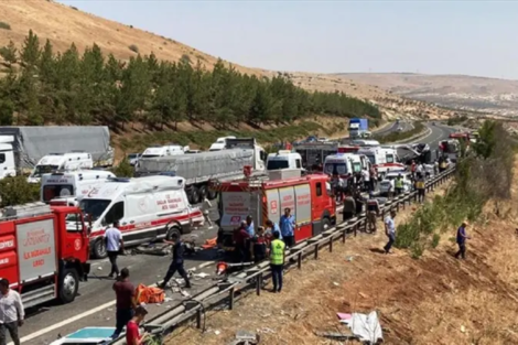 Turquía: 15 muertos y 22 heridos en un accidente de tránsito en la ruta | Accidente vial múltiple | Página12