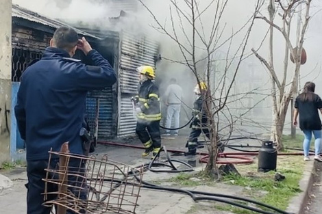 Tragedia en Berisso: dos niños y un joven de 20 años murieron por un feroz incendio 