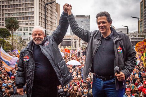 El candidato a gobernador de San Pablo, Fernando Haddad, junto al favorito para ganar las presidenciales brasileñas, Luiz Inácio Lula da Silva, en un acto el sábado 20 de agosto / Twitter Fernando Haddad