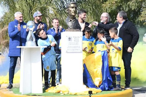 El momento del descubrimiento del busto en Arroyo Seco.