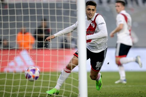 Pablo Solari inicia el festejo de su gol, el primero de River en el Monumental