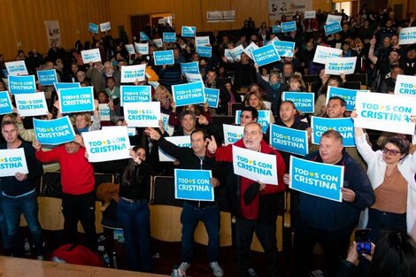 Frente a la persecución judicial, se cerró el plenario con el conjunto de los presentes levantado pancartas con la leyenda “Todos con Cristina”.