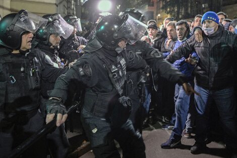 La policía porteña reprimió a los militantes que se juntaron frente a la casa de Cristina Kirchner para respaldarla.