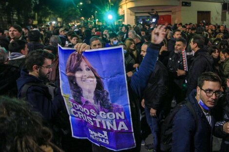 Tensión e incidentes frente a la casa de Cristina Kirchner, quien apuntó contra la policía porteña y denunció represión contra los militantes que la apoyan