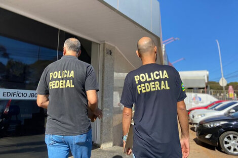 Policías brasileñosparticipan en el allamaniento alos empresarios bolsonaristas.