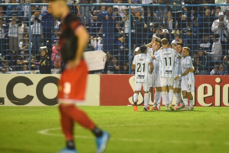 El impactante gol desde atrás de mitad de cancha de Mateo Coronel que selló el triunfo que ilusiona a Atlético Tucumán