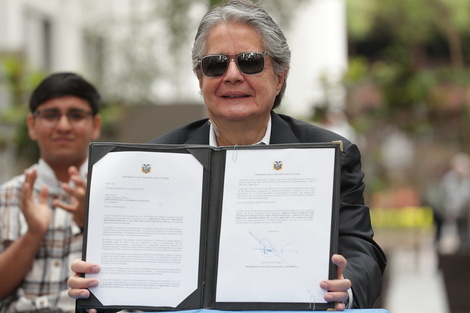 Guillermo Lasso muestra el veto parcial que envió al parlamento / Presidencia Ecuador