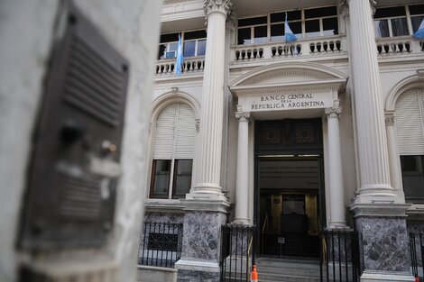 Quienes mantienen el subsidio a las tarifas, pierden la chance de comprar dólares