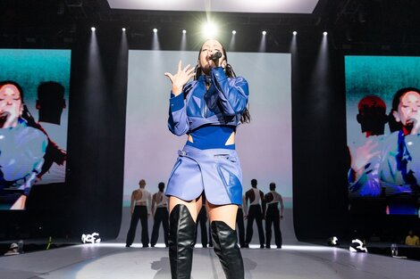 Rosalía en el Movistar Arena: adoración, artificio, llanto y bandera