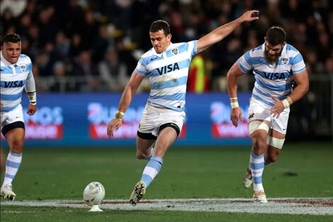 Emiliano Boffelli patea cada vez mejor a los palos, en una gran producción para el triunfo histórico de Los Pumas (Foto:AFP)